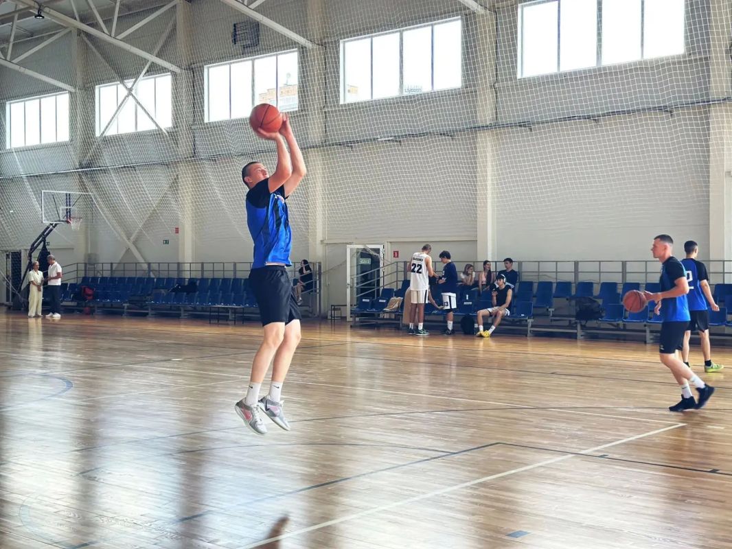 Уважаемые спортсмены, тренеры, преподаватели физической культуры и все, кто делает спорт частью своей жизни! Уважаемые спортсмены, тренеры, преподаватели физической культуры и все, кто делает спорт частью своей жизни!