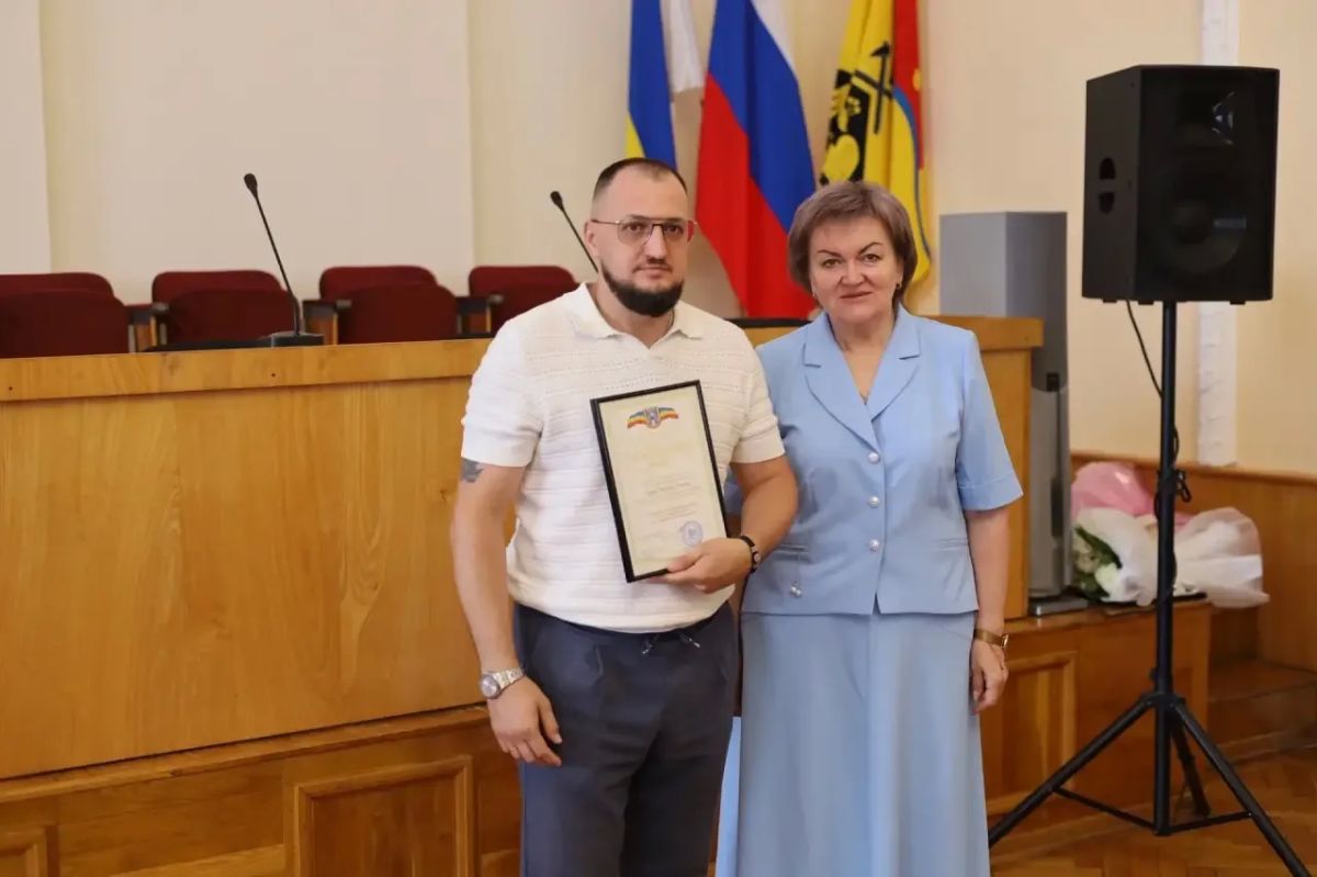 Уважаемые шахтинцы!. Поздравляю всех спортсменов, тренеров, ветеранов спорта и всех, кто выбирает активный образ жизни, с Днем физкультурника! Накануне на праздничном мероприятии вручила Благодарственные письма Администрации... Уважаемые шахтинцы!. Поздравляю всех спортсменов, тренеров, ветеранов спорта и всех, кто выбирает активный образ жизни, с Днем физкультурника! Накануне на праздничном мероприятии вручила Благодарственные письма Администрации...