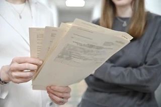 В Ростовской области 29-летняя штамповщица на заводе лишилась фаланги пальца из-за неисправного пресса — механизм самопроизвенно опустился на руку
