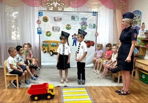 Госавтоинспекция и воспитанники отметили День светофора Госавтоинспекция и воспитанники отметили День светофора