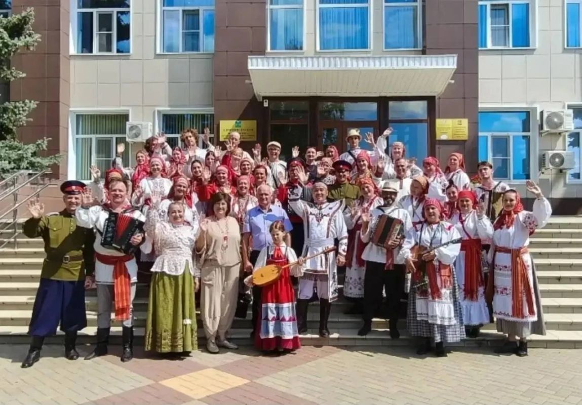 Творческие коллективы Новочеркасска продолжают с успехом прославлять богатое культурное и песенное наследие Дона на общероссийском уровне Творческие коллективы Новочеркасска продолжают с успехом прославлять богатое культурное и песенное наследие Дона на общероссийском уровне