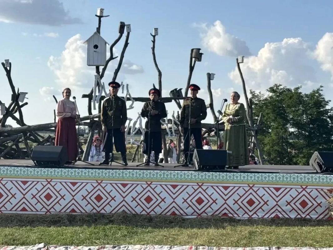 Творческие коллективы Новочеркасска продолжают с успехом прославлять богатое культурное и песенное наследие Дона на общероссийском уровне Творческие коллективы Новочеркасска продолжают с успехом прославлять богатое культурное и песенное наследие Дона на общероссийском уровне