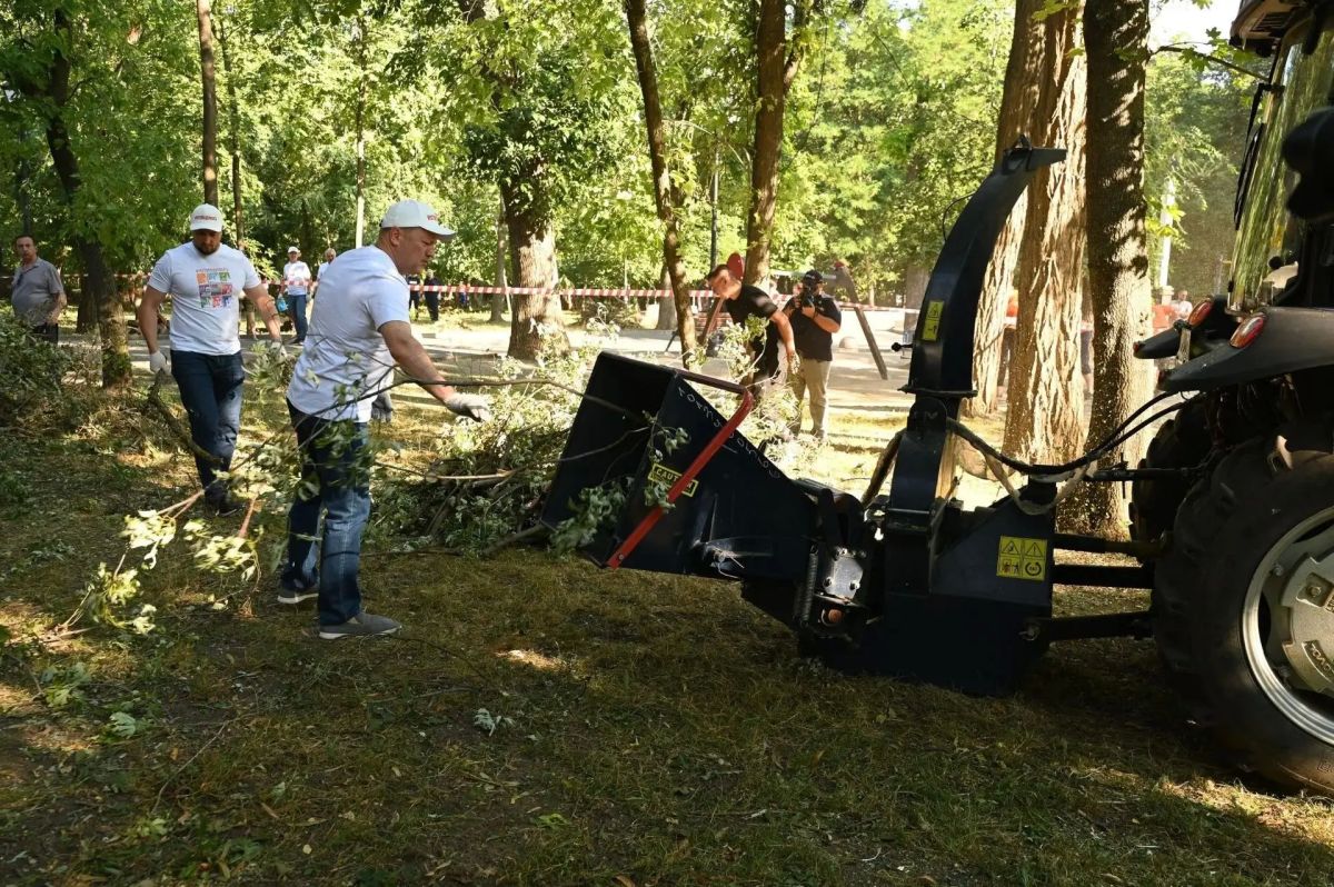 С последствиями шторма в Ростове боролись на субботнике С последствиями шторма в Ростове боролись на субботнике