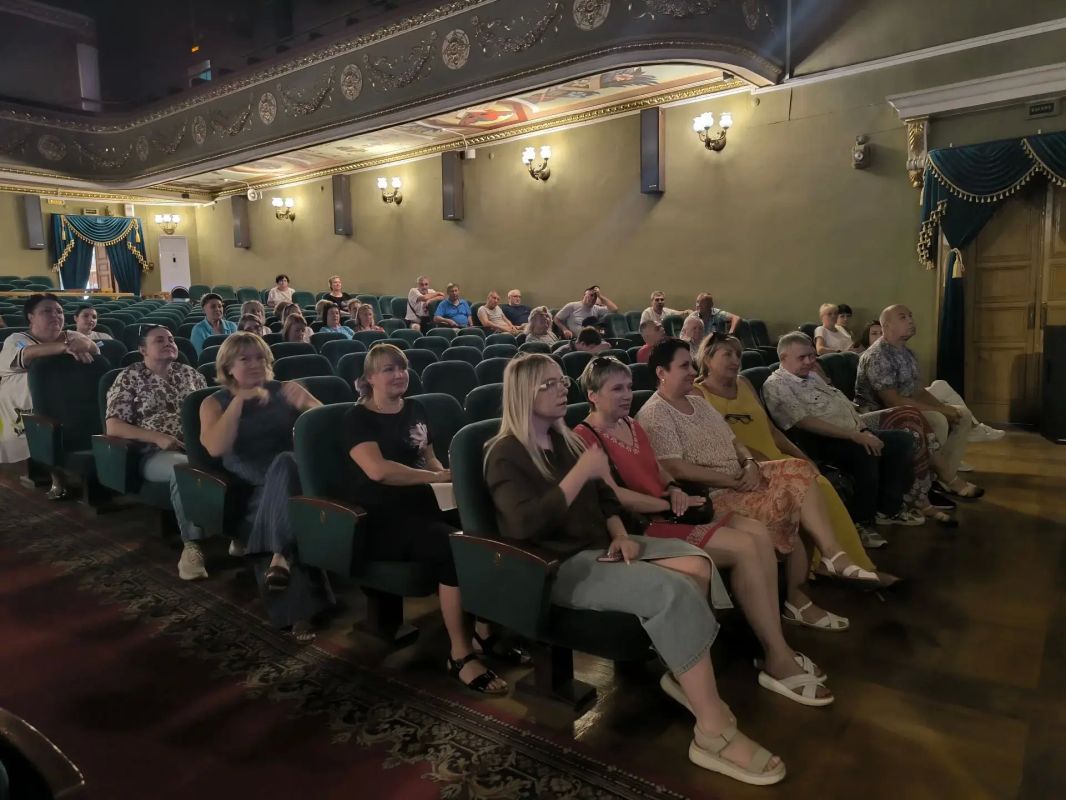 Шахтинский театр готовится к открытию 97-го театрального сезона: зрителей ждут яркие премьеры Шахтинский театр готовится к открытию 97-го театрального сезона: зрителей ждут яркие премьеры
