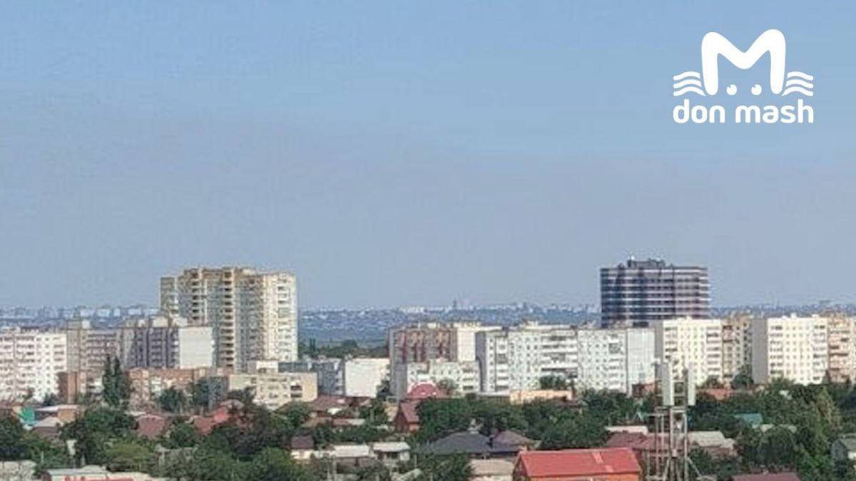 Оказывается, дым и пепел летят от горящего поля в Аксайском районе