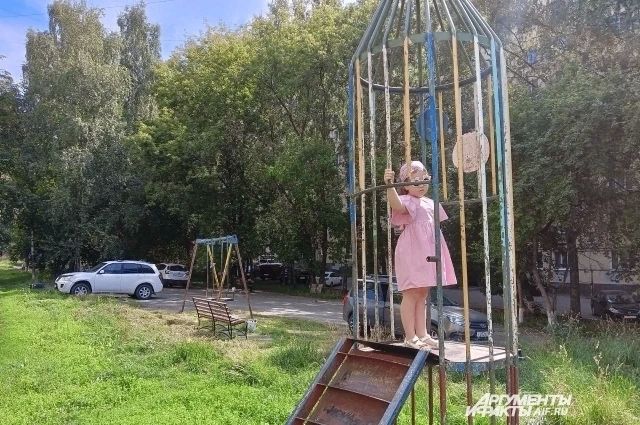 В Таганроге открыли обновлённую детскую площадку в Приморском парке