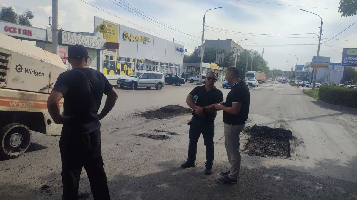 В Шахтах приступили к ремонту дорожного полотна на улице Шишкина В Шахтах приступили к ремонту дорожного полотна на улице Шишкина