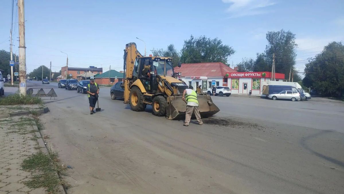 В Шахтах приступили к ремонту дорожного полотна на улице Шишкина В Шахтах приступили к ремонту дорожного полотна на улице Шишкина