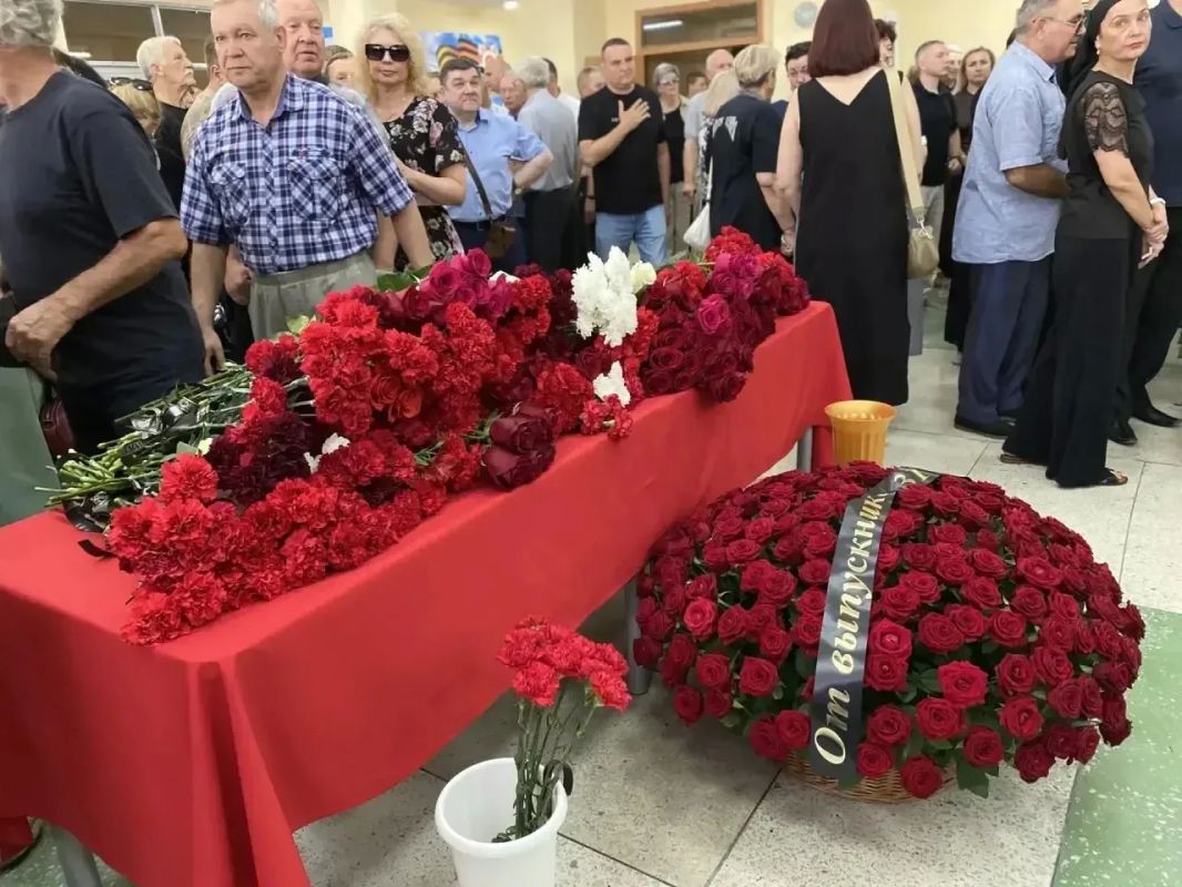 Сегодня город Новочеркасск проводил в последний путь Владимира Михайловича Тюльпанова — полковника, председателя Совета ветеранов Новочеркасского Высшего Военного Командного Краснознамённого училища связи (НВВКУС) Сегодня город Новочеркасск проводил в последний путь Владимира Михайловича Тюльпанова — полковника, председателя Совета ветеранов Новочеркасского Высшего Военного Командного Краснознамённого училища связи (НВВКУС)