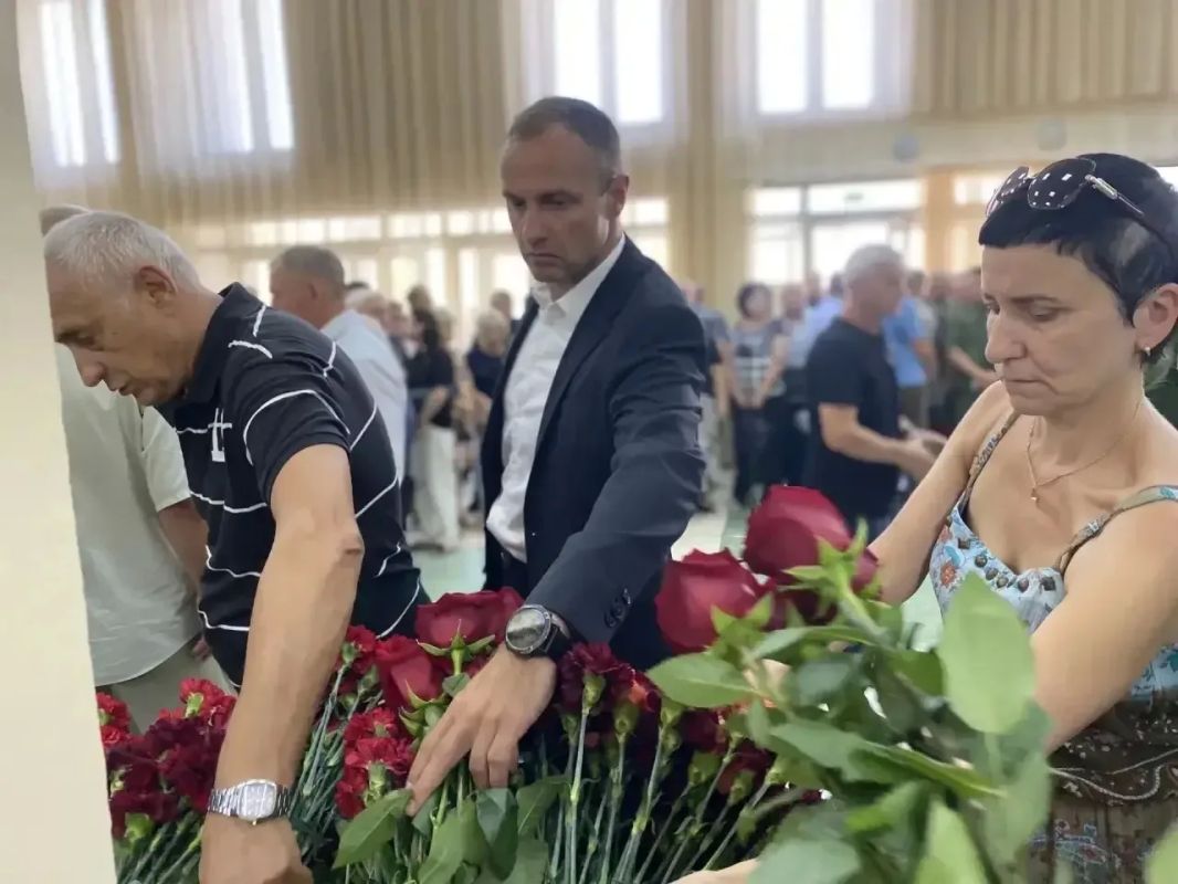 Сегодня город Новочеркасск проводил в последний путь Владимира Михайловича Тюльпанова — полковника, председателя Совета ветеранов Новочеркасского Высшего Военного Командного Краснознамённого училища связи (НВВКУС) Сегодня город Новочеркасск проводил в последний путь Владимира Михайловича Тюльпанова — полковника, председателя Совета ветеранов Новочеркасского Высшего Военного Командного Краснознамённого училища связи (НВВКУС)