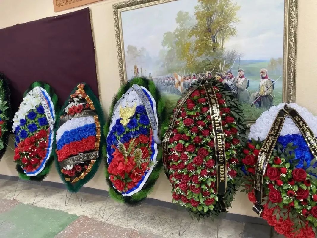 Сегодня город Новочеркасск проводил в последний путь Владимира Михайловича Тюльпанова — полковника, председателя Совета ветеранов Новочеркасского Высшего Военного Командного Краснознамённого училища связи (НВВКУС) Сегодня город Новочеркасск проводил в последний путь Владимира Михайловича Тюльпанова — полковника, председателя Совета ветеранов Новочеркасского Высшего Военного Командного Краснознамённого училища связи (НВВКУС)