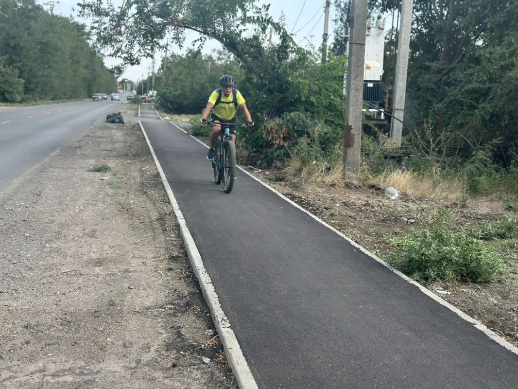 Завершены работы по обустройству пешеходного тротуара вдоль автомобильной дороги по улице Сарматская - от дома № 176 до Ростовского выезда Завершены работы по обустройству пешеходного тротуара вдоль автомобильной дороги по улице Сарматская - от дома № 176 до Ростовского выезда