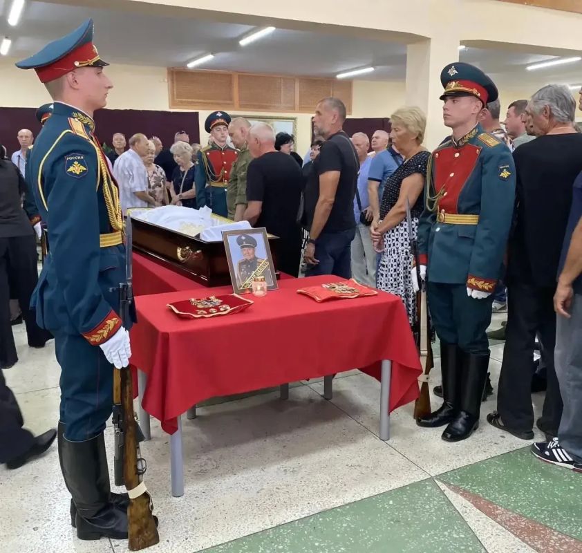 Сегодня город Новочеркасск проводил в последний путь Владимира Михайловича Тюльпанова — полковника, председателя Совета ветеранов Новочеркасского Высшего Военного Командного Краснознамённого училища связи (НВВКУС)