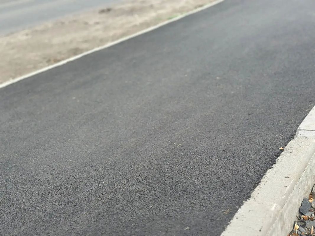 Завершены работы по обустройству пешеходного тротуара вдоль автомобильной дороги по улице Сарматская - от дома № 176 до Ростовского выезда Завершены работы по обустройству пешеходного тротуара вдоль автомобильной дороги по улице Сарматская - от дома № 176 до Ростовского выезда