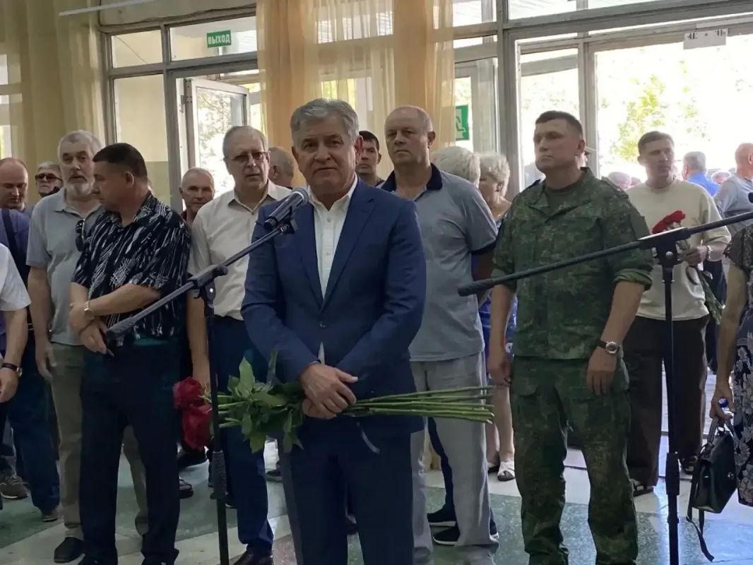 Сегодня город Новочеркасск проводил в последний путь Владимира Михайловича Тюльпанова — полковника, председателя Совета ветеранов Новочеркасского Высшего Военного Командного Краснознамённого училища связи (НВВКУС) Сегодня город Новочеркасск проводил в последний путь Владимира Михайловича Тюльпанова — полковника, председателя Совета ветеранов Новочеркасского Высшего Военного Командного Краснознамённого училища связи (НВВКУС)