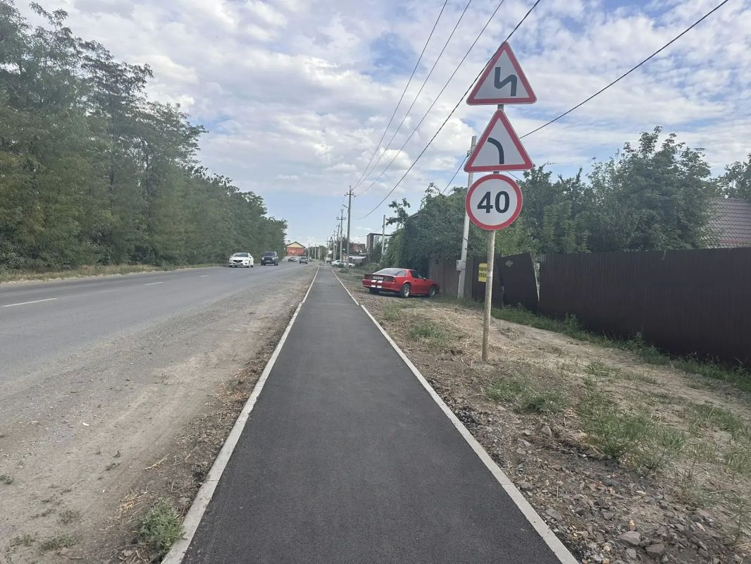 Завершены работы по обустройству пешеходного тротуара вдоль автомобильной дороги по улице Сарматская - от дома № 176 до Ростовского выезда