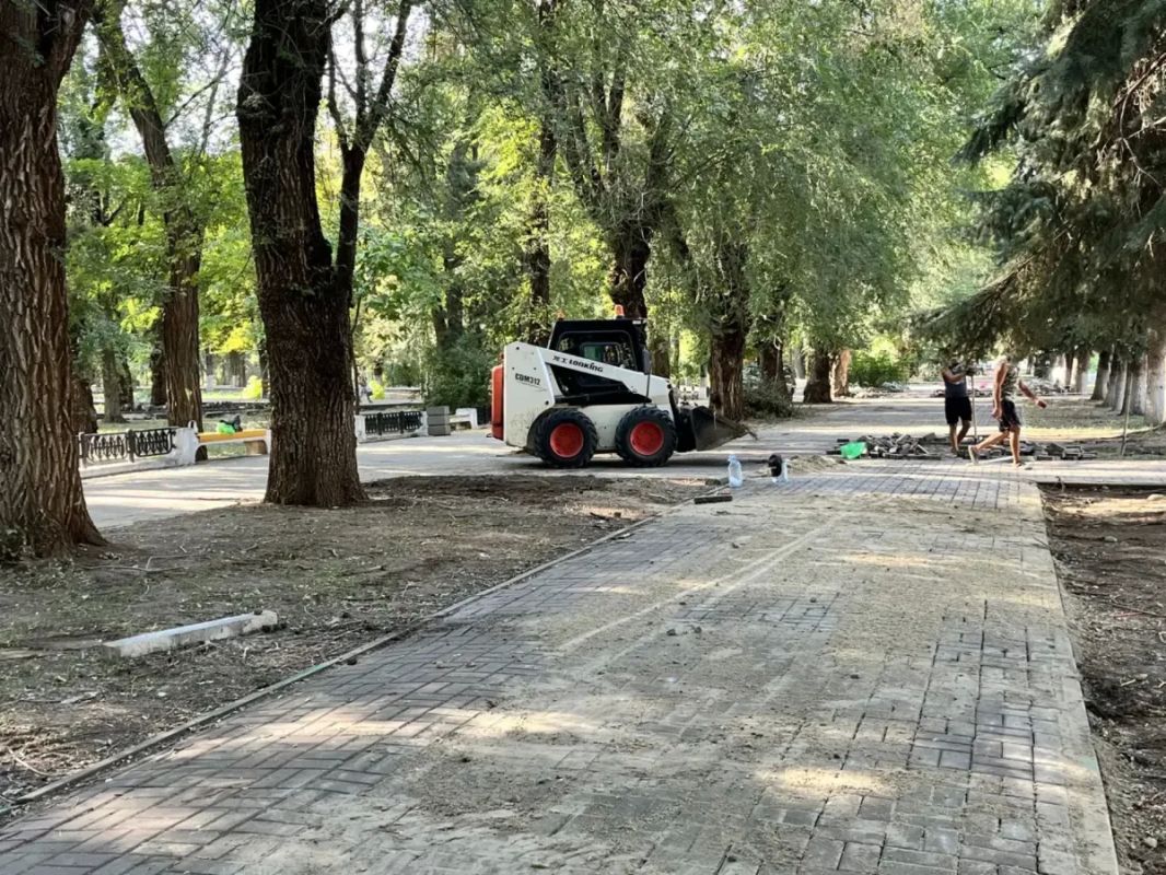 Вчера в парке имени Ленина начали перекладывать тротуарную плитку на проблемных участках Вчера в парке имени Ленина начали перекладывать тротуарную плитку на проблемных участках
