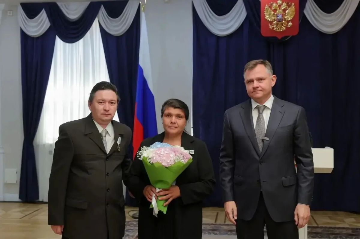 Юрий Слюсарь: Сегодня вручил донским многодетным семьям ордена «Мать-героиня», ордена и медали «Родительская слава» Юрий Слюсарь: Сегодня вручил донским многодетным семьям ордена «Мать-героиня», ордена и медали «Родительская слава»