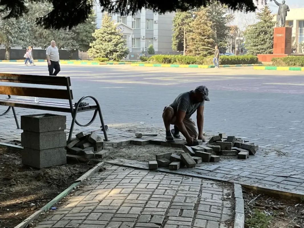 Вчера в парке имени Ленина начали перекладывать тротуарную плитку на проблемных участках Вчера в парке имени Ленина начали перекладывать тротуарную плитку на проблемных участках