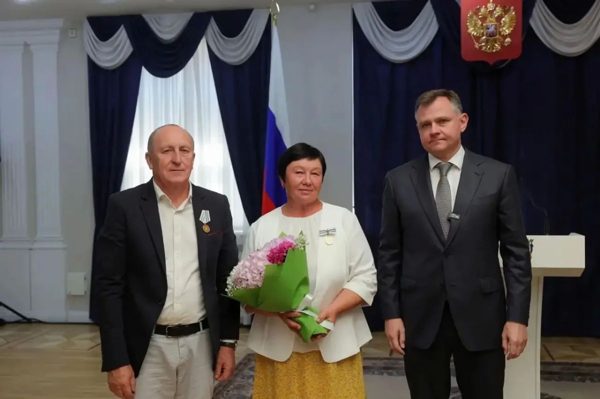 Юрий Слюсарь: Сегодня вручил донским многодетным семьям ордена «Мать-героиня», ордена и медали «Родительская слава» Юрий Слюсарь: Сегодня вручил донским многодетным семьям ордена «Мать-героиня», ордена и медали «Родительская слава»