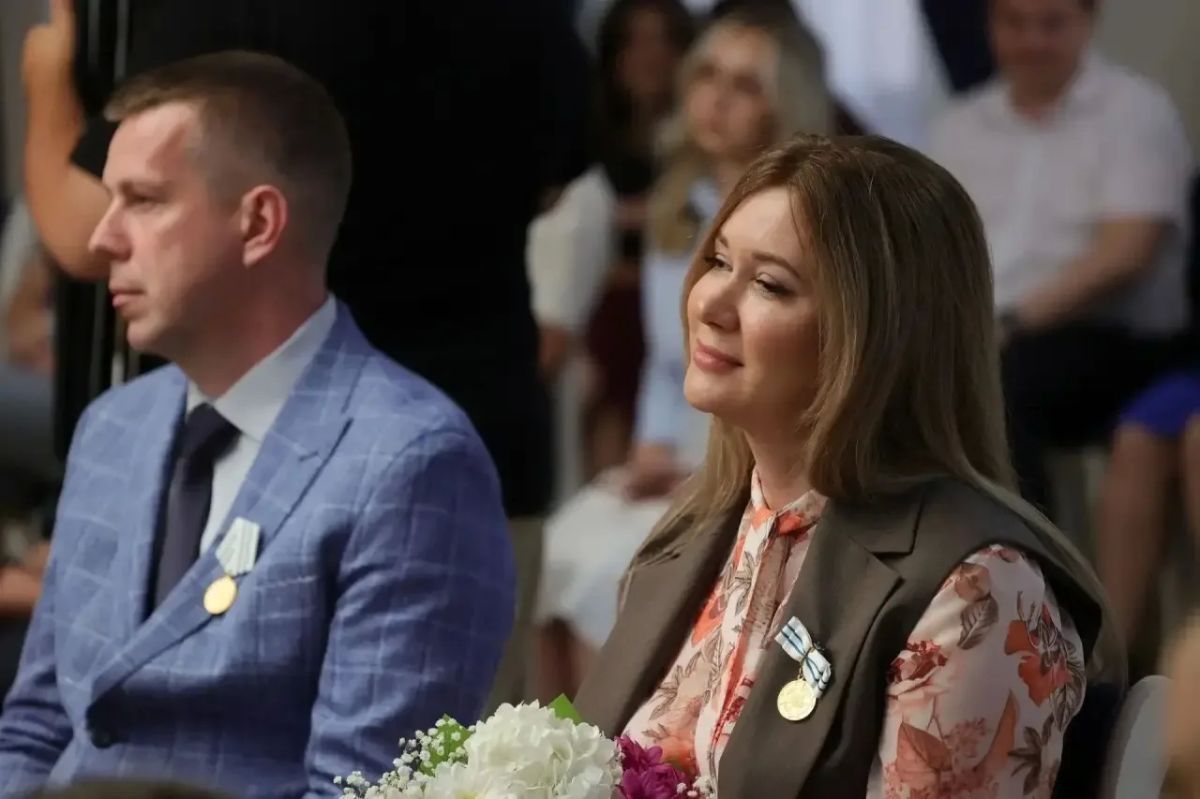 Юрий Слюсарь: Сегодня вручил донским многодетным семьям ордена «Мать-героиня», ордена и медали «Родительская слава» Юрий Слюсарь: Сегодня вручил донским многодетным семьям ордена «Мать-героиня», ордена и медали «Родительская слава»