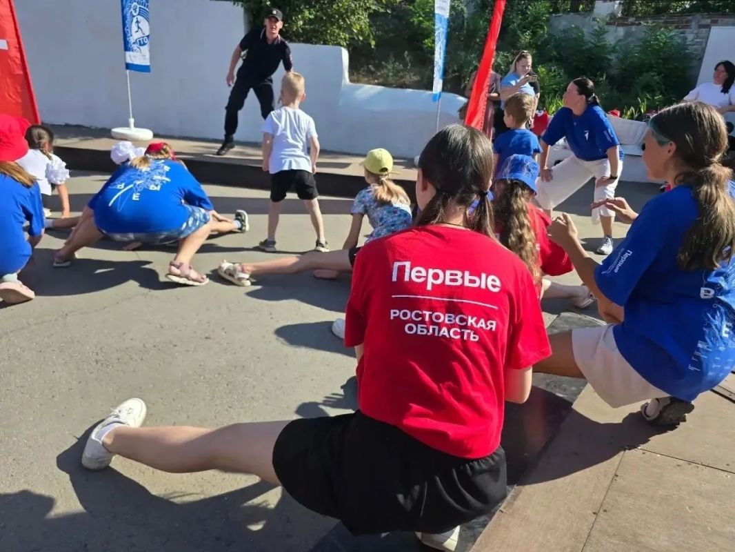 В Новочеркасске прошла акция «Зарядка со стражем порядка» В Новочеркасске прошла акция «Зарядка со стражем порядка»