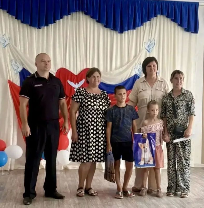 «Помоги пойти учиться»: полицейские Донецка присоединились к акции «Помоги пойти учиться»: полицейские Донецка присоединились к акции