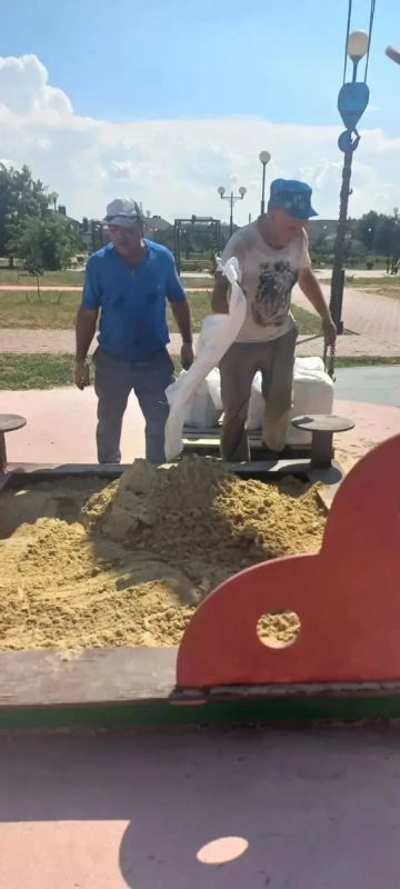 В парке «Дружбы народов» заменили песок в детской песочнице В парке «Дружбы народов» заменили песок в детской песочнице