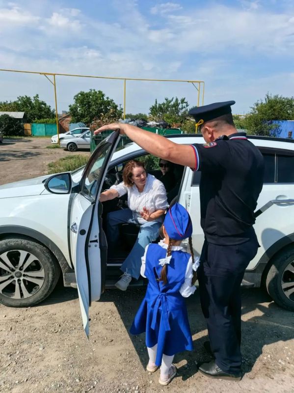 «Безопасный пассажир». В рамках широкомасштабной акции «Лето.Дети.Безопасность» команда ЮПИД «Светофор» детского сада № 21 г. Каменск-Шахтинского совместно с инспектором по пропаганде БДД отделения Госавтоинспекции МО МВД... «Безопасный пассажир». В рамках широкомасштабной акции «Лето.Дети.Безопасность» команда ЮПИД «Светофор» детского сада № 21 г. Каменск-Шахтинского совместно с инспектором по пропаганде БДД отделения Госавтоинспекции МО МВД...