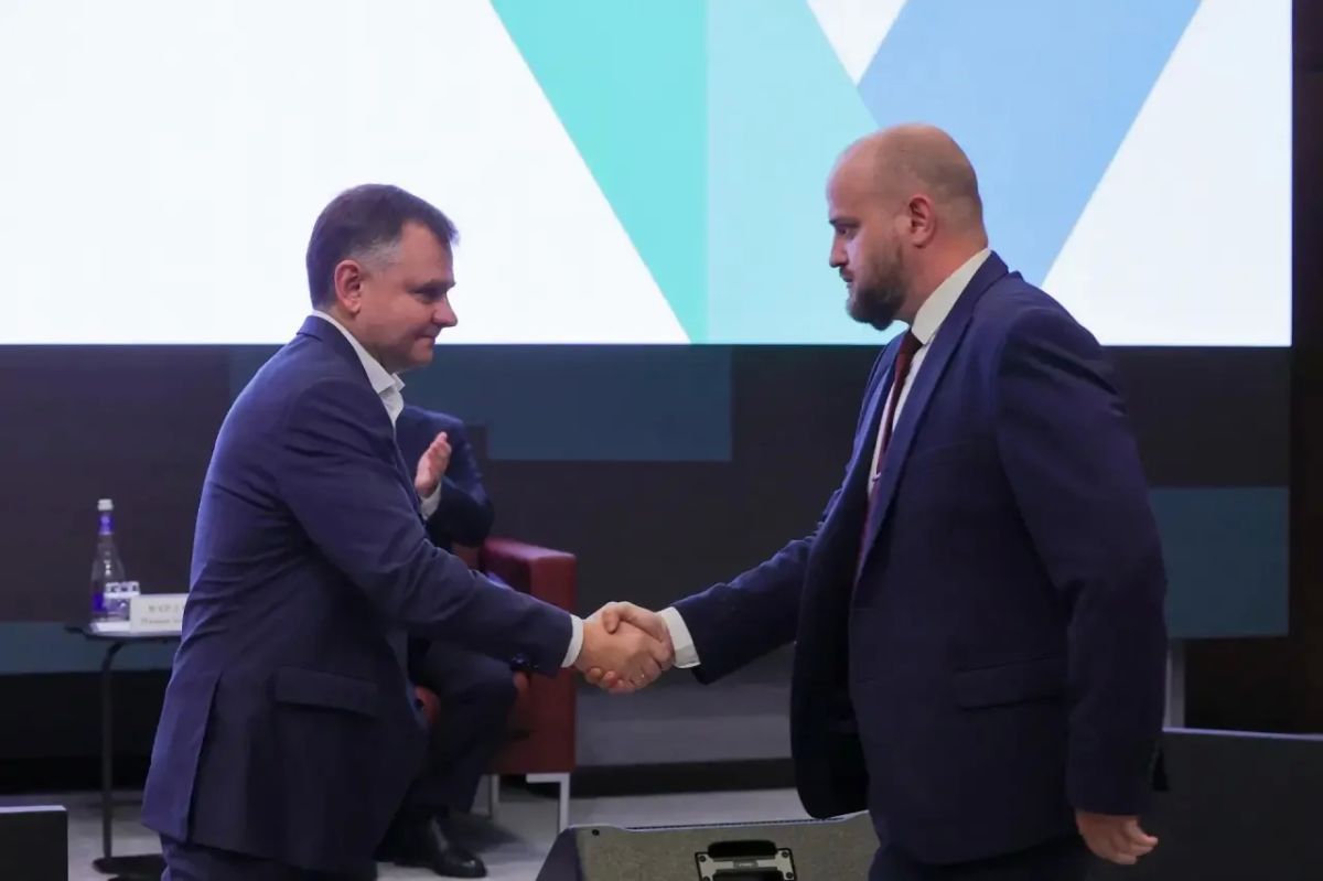 Юрий Слюсарь: Сегодня лично поблагодарил врача анестезиолога-реаниматолога Александра Шишкина, который спасал мирных жителей на пляже в Архипо-Осиповке после атаки вражеских беспилотников Юрий Слюсарь: Сегодня лично поблагодарил врача анестезиолога-реаниматолога Александра Шишкина, который спасал мирных жителей на пляже в Архипо-Осиповке после атаки вражеских беспилотников