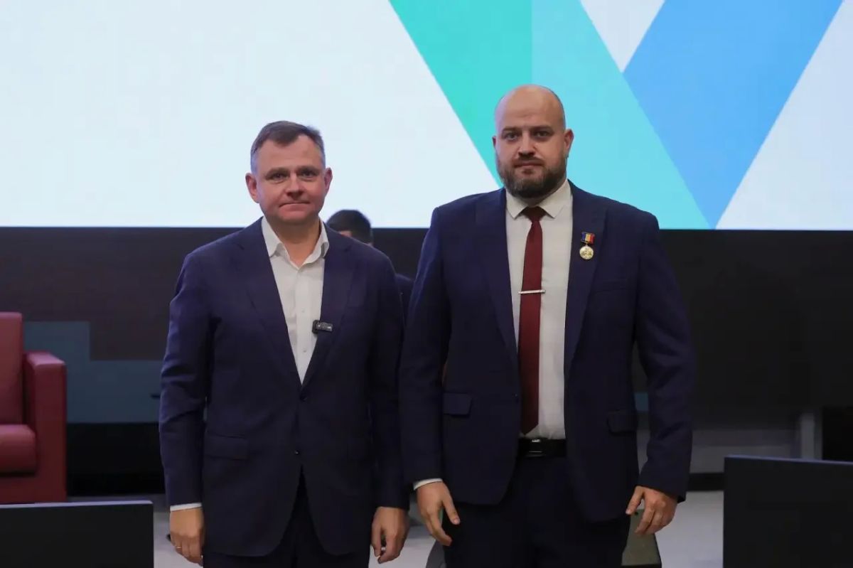 Юрий Слюсарь: Сегодня лично поблагодарил врача анестезиолога-реаниматолога Александра Шишкина, который спасал мирных жителей на пляже в Архипо-Осиповке после атаки вражеских беспилотников Юрий Слюсарь: Сегодня лично поблагодарил врача анестезиолога-реаниматолога Александра Шишкина, который спасал мирных жителей на пляже в Архипо-Осиповке после атаки вражеских беспилотников