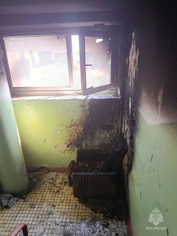 Неудачно покурил …. В Волгодонске загорелось на лестничной клетке девятиэтажки Неудачно покурил …. В Волгодонске загорелось на лестничной клетке девятиэтажки