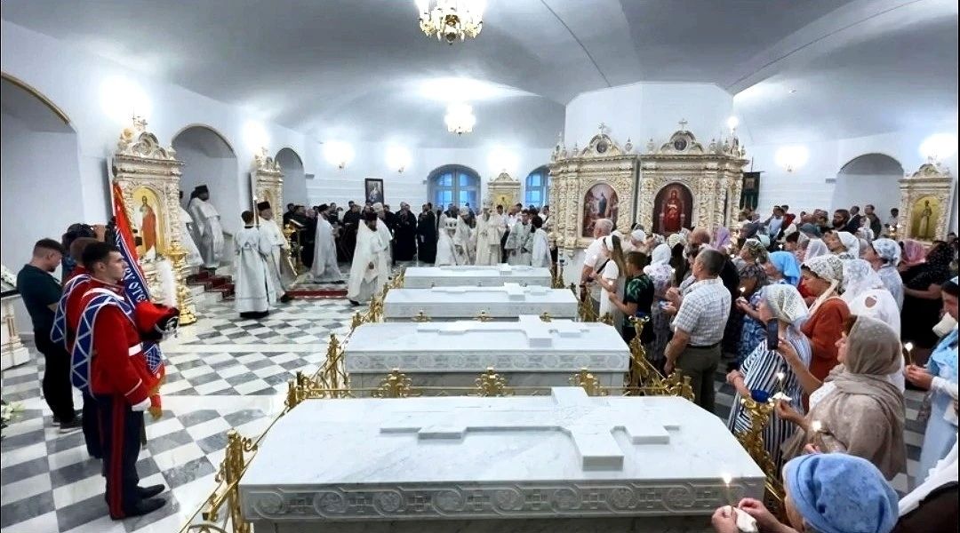 Дорогие новочеркасцы!. В нашем городе произошло понастоящему большое и светлое событие — митрополит Ростовский и Новочеркасский Меркурий совершил великое освящение нижнего криптового храма-усыпальницы в честь Покрова... Дорогие новочеркасцы!. В нашем городе произошло понастоящему большое и светлое событие — митрополит Ростовский и Новочеркасский Меркурий совершил великое освящение нижнего криптового храма-усыпальницы в честь Покрова...