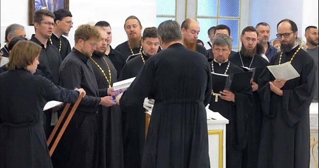 Дорогие новочеркасцы!. В нашем городе произошло понастоящему большое и светлое событие — митрополит Ростовский и Новочеркасский Меркурий совершил великое освящение нижнего криптового храма-усыпальницы в честь Покрова... Дорогие новочеркасцы!. В нашем городе произошло понастоящему большое и светлое событие — митрополит Ростовский и Новочеркасский Меркурий совершил великое освящение нижнего криптового храма-усыпальницы в честь Покрова...