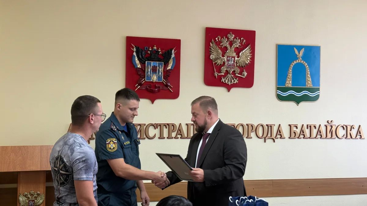 Сегодня встретился с Никитой Ослоповым и Иваном Горбань, сотрудниками пожарной охраны, которые несколько дней назад помогли двум юным батайчанкам благополучно вернуться домой Сегодня встретился с Никитой Ослоповым и Иваном Горбань, сотрудниками пожарной охраны, которые несколько дней назад помогли двум юным батайчанкам благополучно вернуться домой