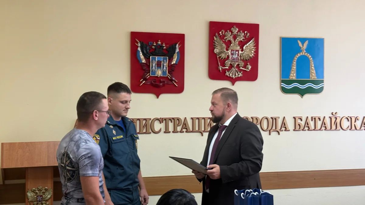 Сегодня встретился с Никитой Ослоповым и Иваном Горбань, сотрудниками пожарной охраны, которые несколько дней назад помогли двум юным батайчанкам благополучно вернуться домой Сегодня встретился с Никитой Ослоповым и Иваном Горбань, сотрудниками пожарной охраны, которые несколько дней назад помогли двум юным батайчанкам благополучно вернуться домой