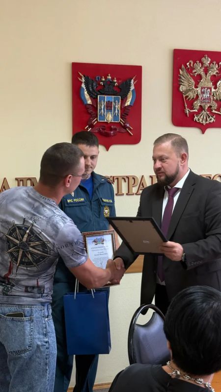 Сегодня встретился с Никитой Ослоповым и Иваном Горбань, сотрудниками пожарной охраны, которые несколько дней назад помогли двум юным батайчанкам благополучно вернуться домой Сегодня встретился с Никитой Ослоповым и Иваном Горбань, сотрудниками пожарной охраны, которые несколько дней назад помогли двум юным батайчанкам благополучно вернуться домой