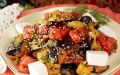 Летний салат с яркими баклажанами, сочными помидорами и насыщенной фетой