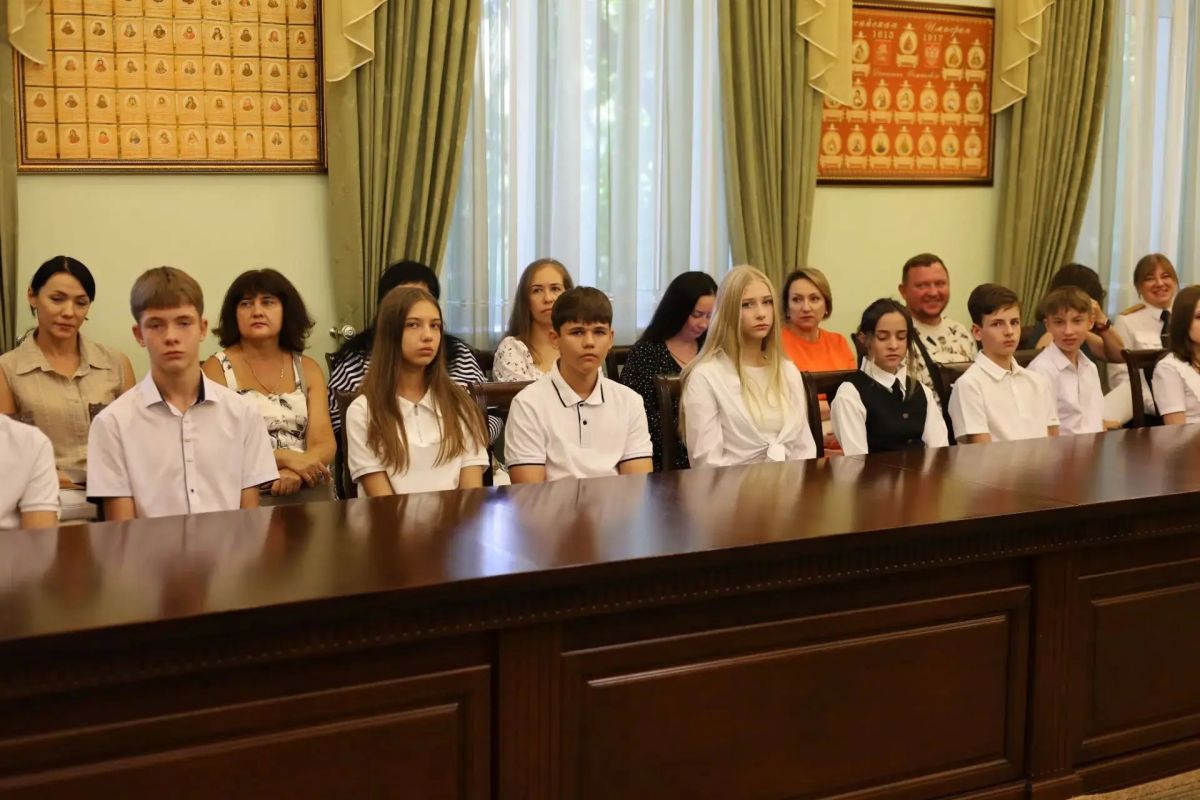 Юным шахтинцам вручили их первые паспорта Юным шахтинцам вручили их первые паспорта