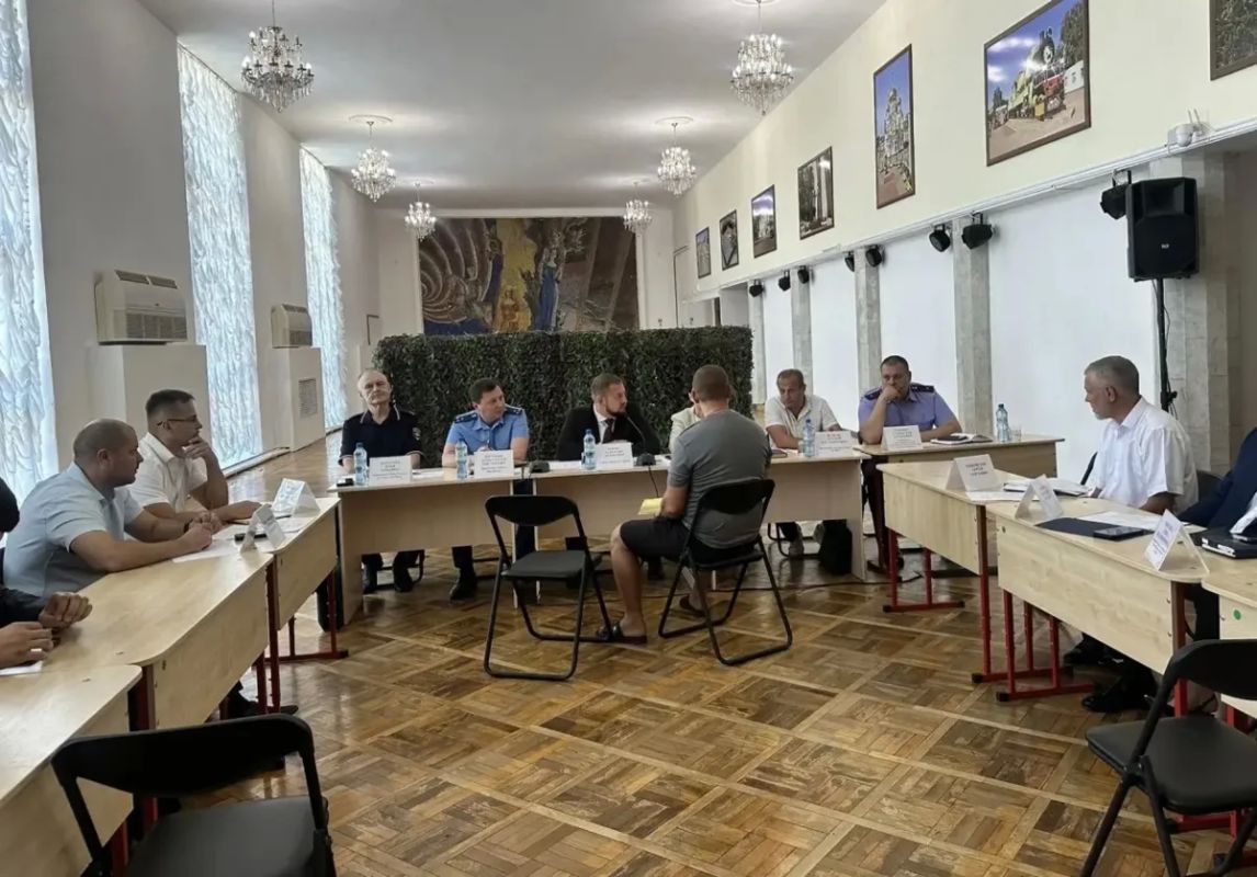 Сегодня вместе с прокурором города Батайска Константином Юрченко и председателем Батайской городской Думы Оксаной Тумко провели совместный приём жителей Сегодня вместе с прокурором города Батайска Константином Юрченко и председателем Батайской городской Думы Оксаной Тумко провели совместный приём жителей