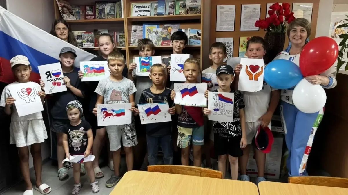 В День Государственного флага Российской Федерации в Новочеркасске состоялся цикл праздничных мероприятий для подрастающего поколения В День Государственного флага Российской Федерации в Новочеркасске состоялся цикл праздничных мероприятий для подрастающего поколения