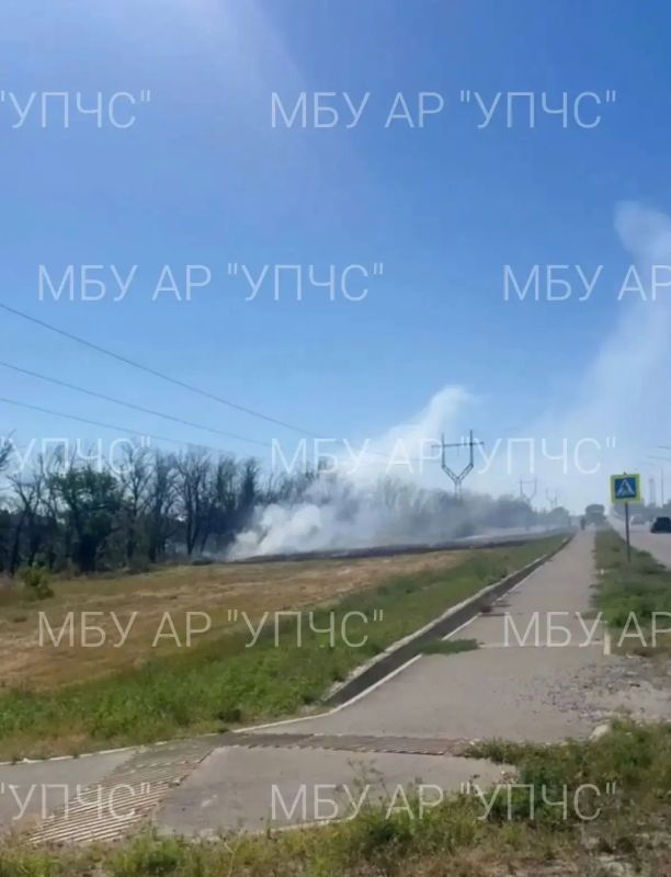 Сухая трава загорелась рядом с ЖК «Солнечная поляна» в Аксайском районе Сухая трава загорелась рядом с ЖК «Солнечная поляна» в Аксайском районе