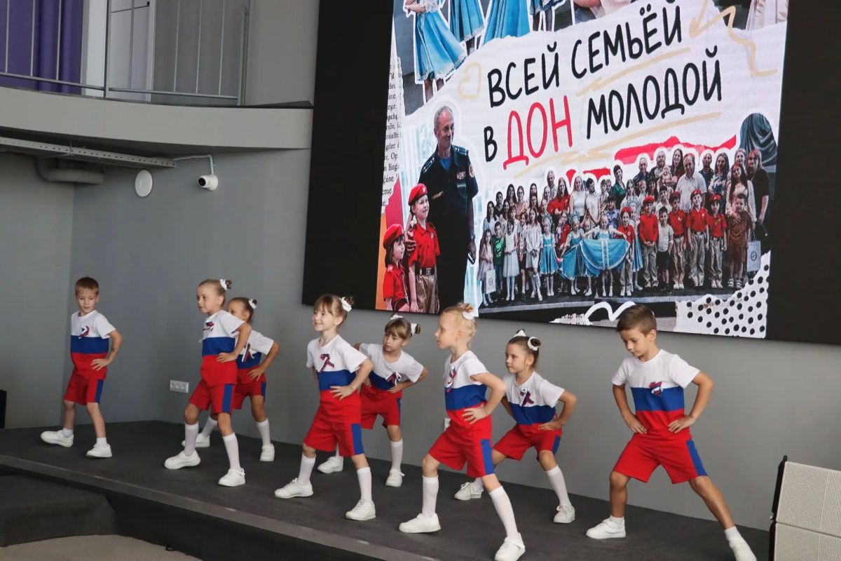 В День Государственного флага России сотрудник СУ СК России по Ростовской области приняла участие в акции «Всей семьей в #ДонМолодой» В День Государственного флага России сотрудник СУ СК России по Ростовской области приняла участие в акции «Всей семьей в #ДонМолодой»