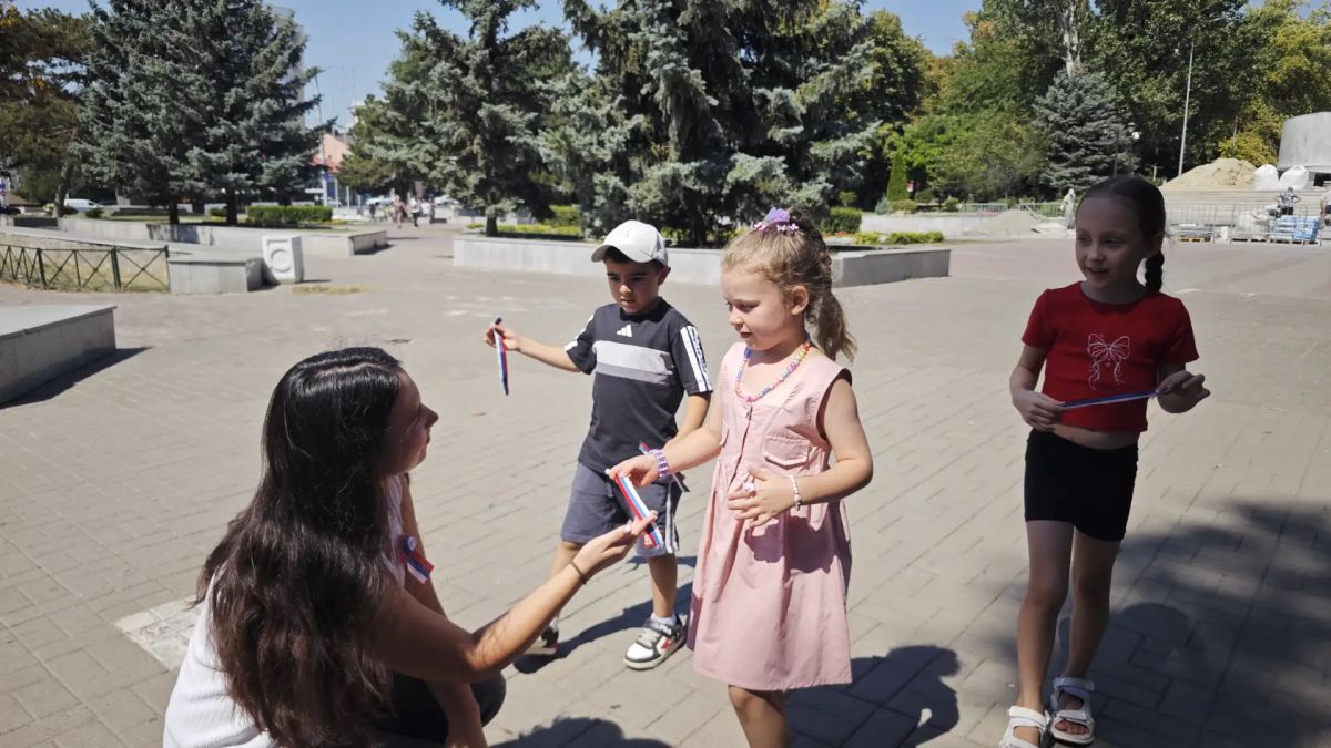В честь празднования Дня Государственного флага Росси молодежь, ветераны, сотрудники Управления Федерального казначейства по Ростовской области осуществили раздачу ленточек и флажков с Российским триколором жителям города и... В честь празднования Дня Государственного флага Росси молодежь, ветераны, сотрудники Управления Федерального казначейства по Ростовской области осуществили раздачу ленточек и флажков с Российским триколором жителям города и...