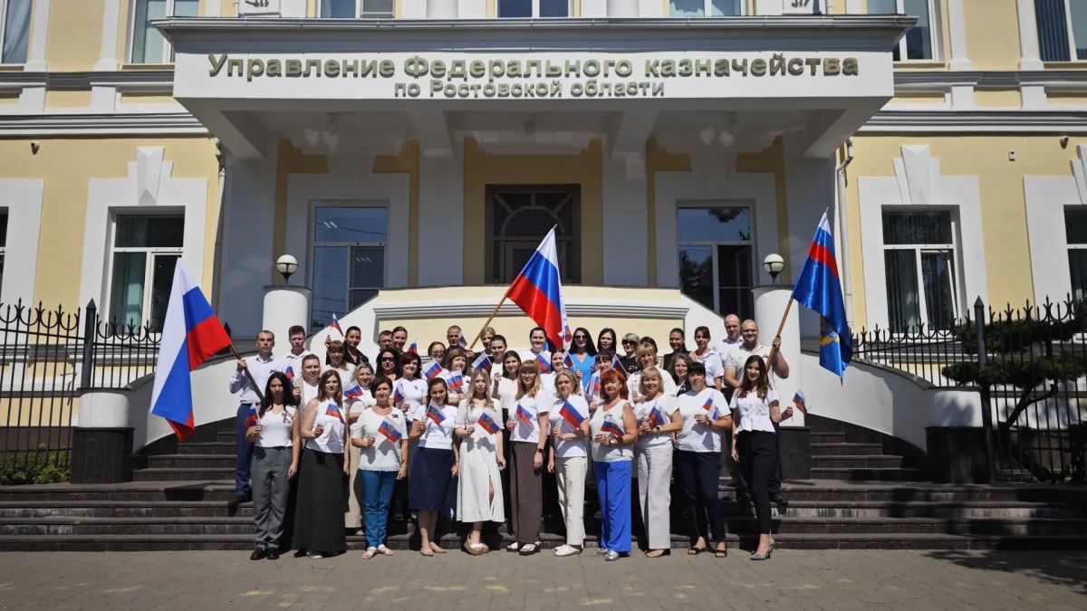 В честь празднования Дня Государственного флага Росси молодежь, ветераны, сотрудники Управления Федерального казначейства по Ростовской области осуществили раздачу ленточек и флажков с Российским триколором жителям города и... В честь празднования Дня Государственного флага Росси молодежь, ветераны, сотрудники Управления Федерального казначейства по Ростовской области осуществили раздачу ленточек и флажков с Российским триколором жителям города и...
