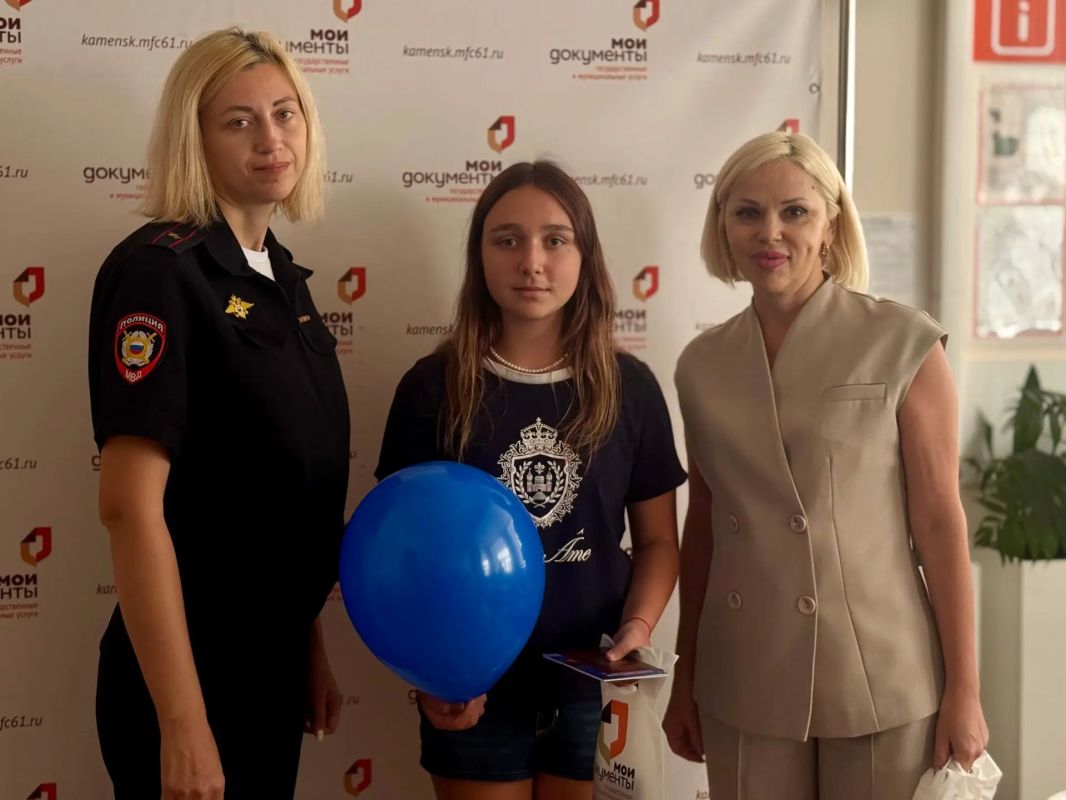 Сотрудники Каменского отдела вручили школьникам их первые паспорта Сотрудники Каменского отдела вручили школьникам их первые паспорта