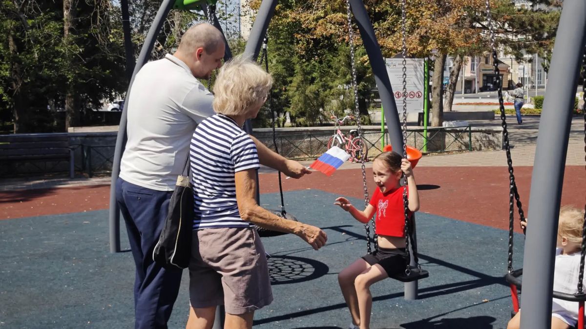 В честь празднования Дня Государственного флага Росси молодежь, ветераны, сотрудники Управления Федерального казначейства по Ростовской области осуществили раздачу ленточек и флажков с Российским триколором жителям города и... В честь празднования Дня Государственного флага Росси молодежь, ветераны, сотрудники Управления Федерального казначейства по Ростовской области осуществили раздачу ленточек и флажков с Российским триколором жителям города и...