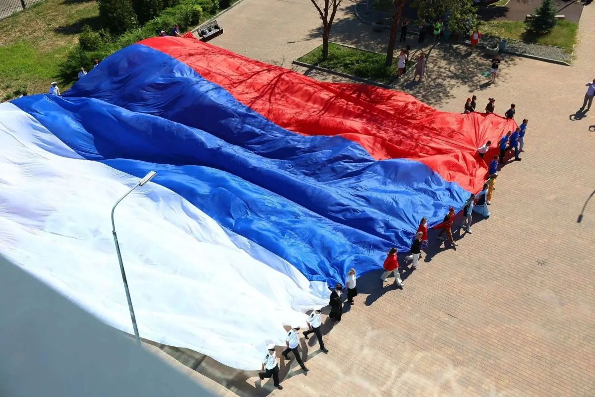 50 на 30 метров, 100 килограммов - таковы параметры самого большого флага России 50 на 30 метров, 100 килограммов - таковы параметры самого большого флага России
