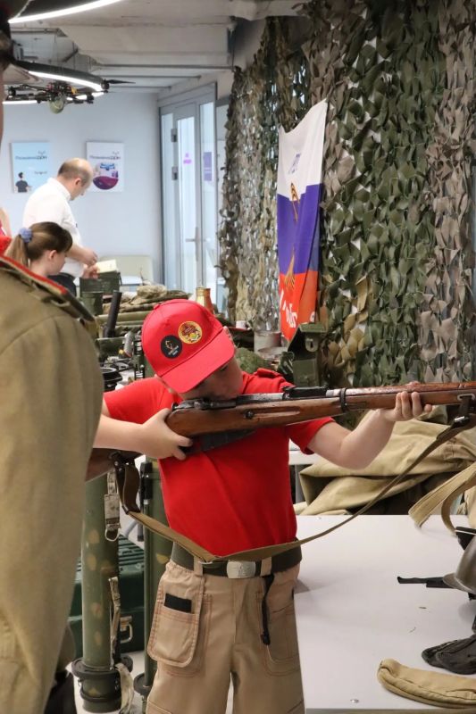 В День Государственного флага России сотрудник СУ СК России по Ростовской области приняла участие в акции «Всей семьей в #ДонМолодой» В День Государственного флага России сотрудник СУ СК России по Ростовской области приняла участие в акции «Всей семьей в #ДонМолодой»