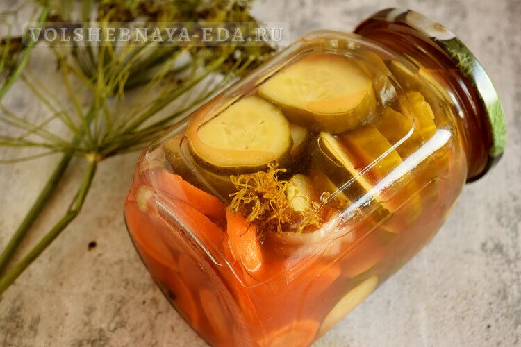 Неповторимый салат из огурцов с морковью в томатном соусе